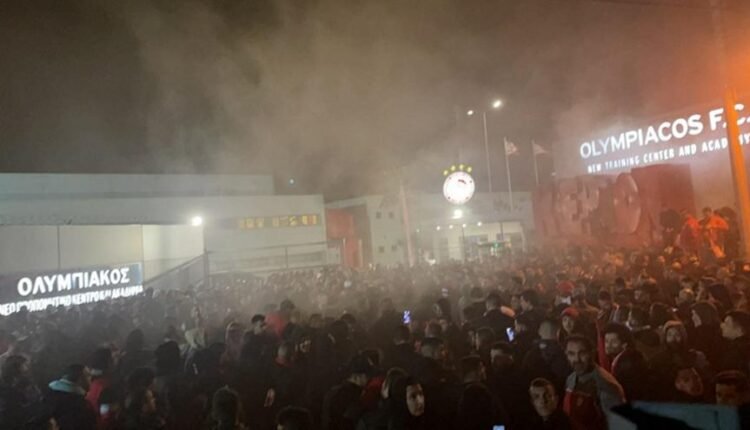 Ολυμπιακός:-Θερμή-υποδοχή-στο-Ρέντη-μετά-το-διπλό-επί-της-ΑΕΚ