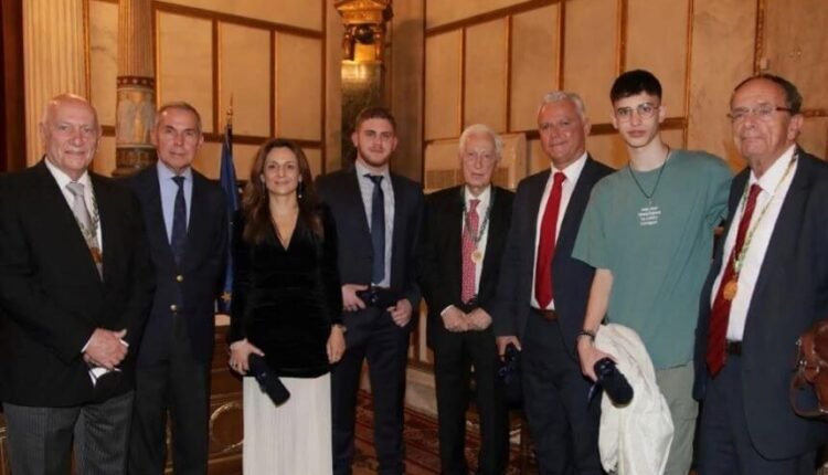 Η-Ακαδημία-Αθηνών-βράβευσε-τους-τρεις-νέους-που-έσωσαν-επιβάτες-του-τρένου-στα-Τέμπη