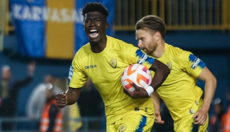 super-league:-Χ-αμογέλασε-στο-τέλος-ο-Παναιτωλικός,-«σκοτώνοντας»-τον-Λεβαδειακό