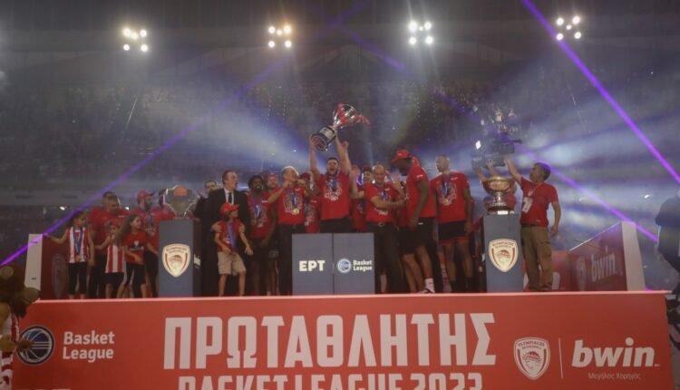 Ολυμπιακός:-Γιόρτασε-το-νταμπλ-στο-κατάμεστο-και-πλέον-για-πάντα-“ερυθρόλευκο”-ΣΕΦ