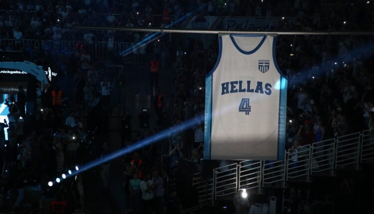 Εθνική-μπάσκετ:-Η-στιγμή-που-η-φανέλα-του-Νίκου-Γκάλη-ανέβηκε-στην-οροφή-του-ΟΑΚΑ-(vid)