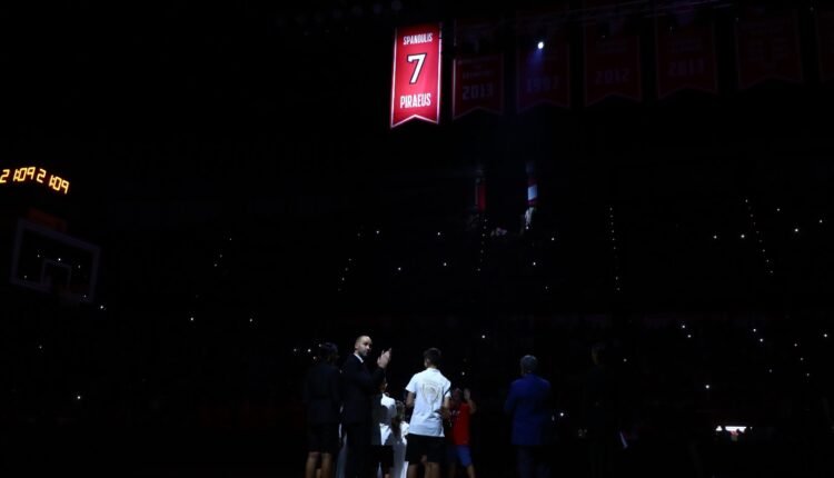 Για-πάντα-στην-οροφή-του-ΣΕΦ-η-φανέλα-με-το-«7»-του-Βασίλη-Σπανούλη