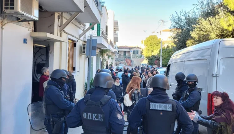 Έξωση-οικογένειας-με-ΑμεΑ:-Χαμός-με-οδοφράγματα-κατοίκων!-Έφεραν-τα-ΜΑΤ!!