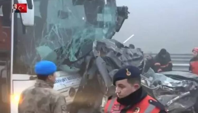 Τραγικός-απολογισμός-με-11-νεκρούς-και-54-τραυματίες-σε-τροχαίο-στην-Τουρκία