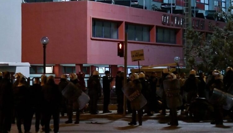 Στο-μικροσκόπιο-της-αστυνομίας-17-της-«ομάδας-κρούσης»-στου-Ρέντη-που-έκαναν-χρήση-φωτοβολίδων
