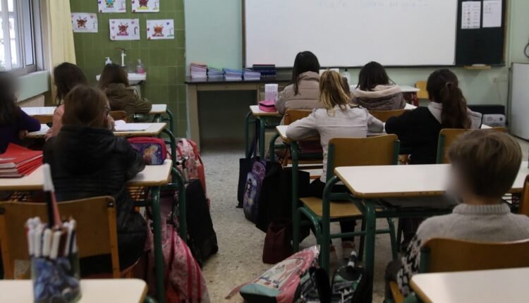 Πάλι-τα-ίδια:-Ανοίγουν-με-αντισηπτικά-και-αποστάσεις-τα-σχολεία-τη-Δευτέρα-8/1