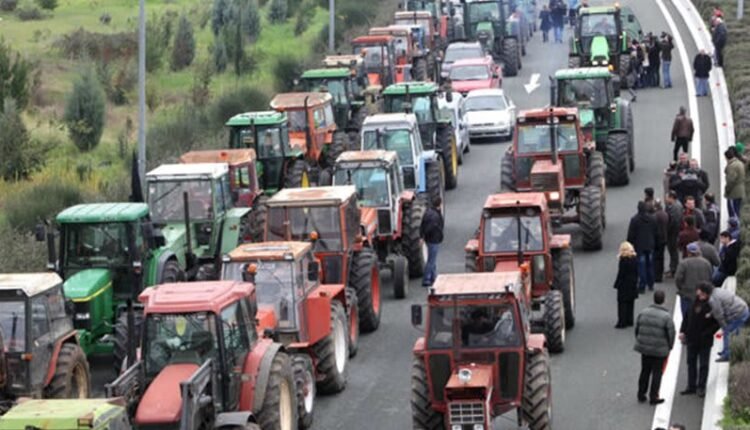 Σε-ετοιμότητα-οι-αγρότες-–-Μπλόκα-με-τρακτέρ-σε-πλατείες-και-πόλεις