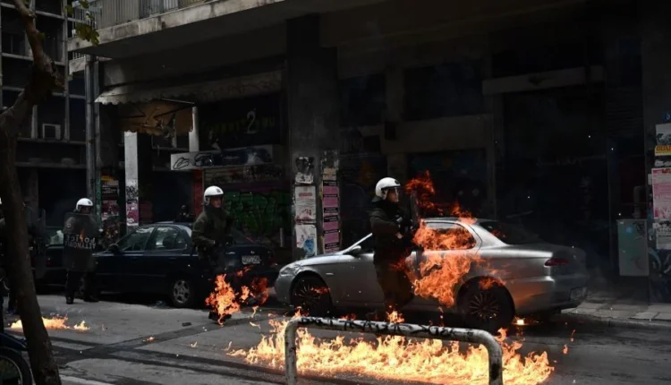 Επεισόδια-σε-Εξάρχεια-και-Θεσσαλονίκη-μετά-το-συλλαλητήριο-–-Οδοφράγματα-στην-Πατησίων