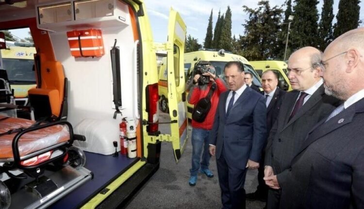 Παράδοση-10-νέων-ασθενοφόρων-στο-ΕΚΑΒ,-με-τη-συμβολή-Ε΅λλήνων-πολιτών