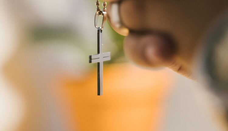 Ηλικιωμένος-σε-κοσμηματοπωλείο-στο-Χαλάνδρι-πλήρωσε-με-τενεκέ-λάδι-το-χρυσό-σταυρουδάκι-για-το-εγγονάκι-του!