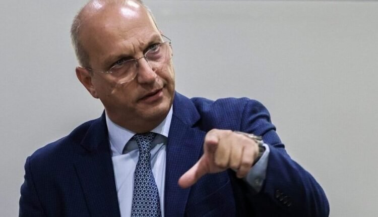 Μέχρι-και-ο-Οικονόμου-αντιδρά-για-τα-ομόφυλα-ζευγάρια:-Θα-μας-εγκαταλείψει-η-παραταξιακή-βάση-της-ΝΔ