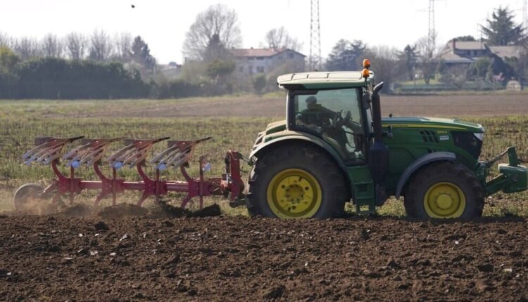 Αγροτικές-κινητοποιήσεις-με-τρακτέρ-και-στην-Ιταλία