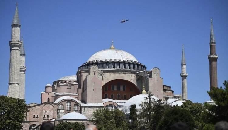 Θύελλα-αντιδράσεων-και-στην-Τουρκία-για-το-εισιτήριο-στην-Αγία-Σοφία-–-«Έχει-γίνει-εμπορικό-κέντρο»