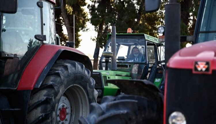 Πορεία-αγροτών-και-κτηνοτρόφων-με-τρακτέρ-στο-κέντρο-των-Ιωαννίνων