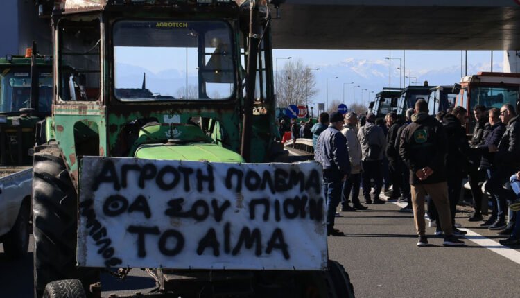 Μετωπική-Αυγενάκη-και-αγροτών-που-κλείνουν-τους-δρόμους