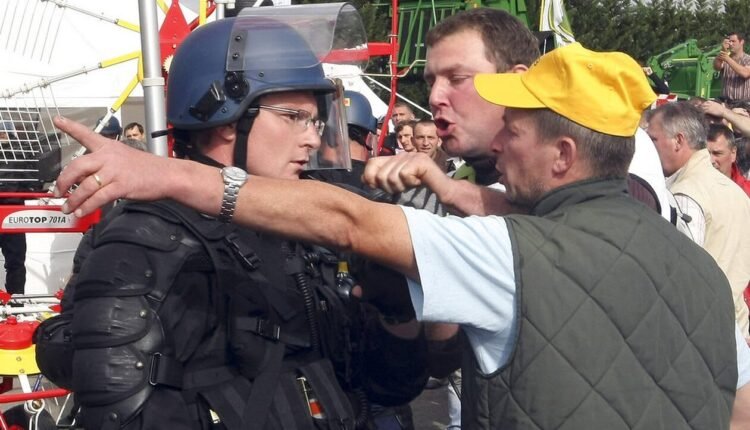 Η-αστυνομία-στη-Γαλλία-συνέλαβε-18-διαδηλωτές-αγρότες-με-την-δικαιολογία-ότι-προσπάθησαν-να-αποκλείσουν-κεντρική-αγορά