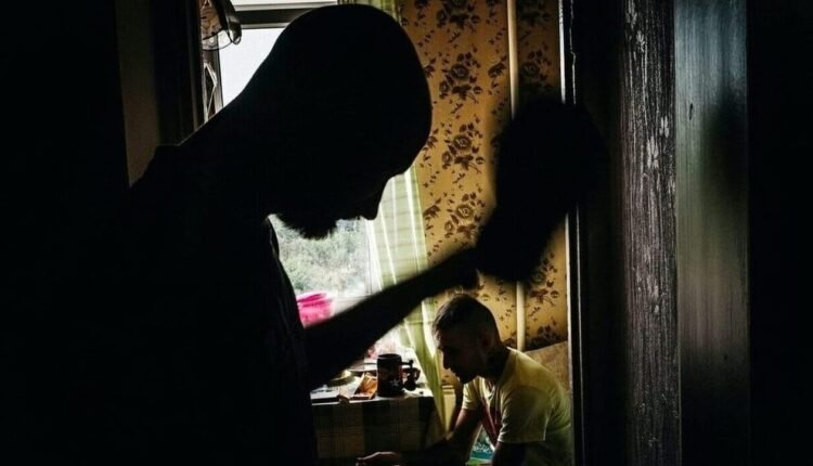 «Με-έστειλε-στο-νοσοκομείο-από-τα-χτυπήματα»-–-Μητέρα-μήνυσε-τον-γιο-της-που-έμπλεξε-με-τα-ναρκωτικά