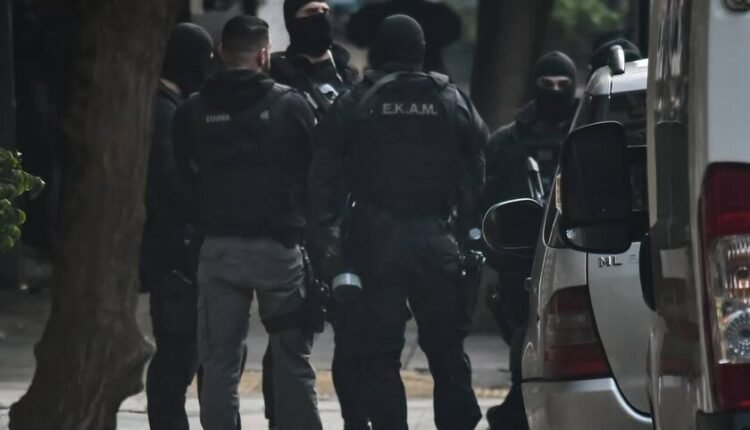 Συνελήφθη-πρώην-μέλος-τρομοκρατικής-οργάνωσης-και-άλλα-τρία-άτομα-–-Κατασχέθηκαν-εκρηκτικές-ύλες