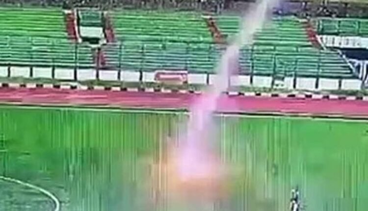 εκρός-ποδοσφαιριστής-στην-Ινδονησία-μετά-από-χτύπημα-κεραυνού-την-ώρα-του-αγώνα!