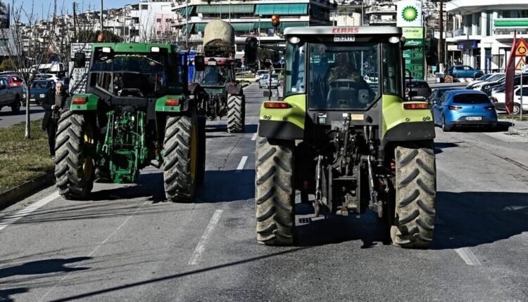 Αγρότες-απέκλεισαν-το-τελωνείο-Καστοριάς-και-το-κτίριο-της-Περιφέρειας-Δυτικής-Μακεδονίας
