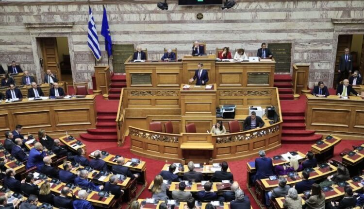 Γάμος-ομόφυλων-ζευγαριών:-Με-ευρεία-πλειοψηφία-176-ψήφων-πέρασε-από-τη-Βουλή-το-νομοσχέδιο