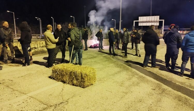 Οι-αγρότες-απέκλεισαν-το-λιμάνι-στην-Ηγουμενίτσα-Δημιουργήθηκαν-ουρές-στην-Εγνατία