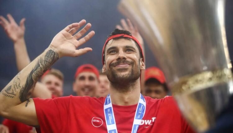 ΚΑΕ-Ολυμπιακός:-Αποσύρει-τη-φανέλα-του-Γιώργου-Πρίντεζη-με-το-15