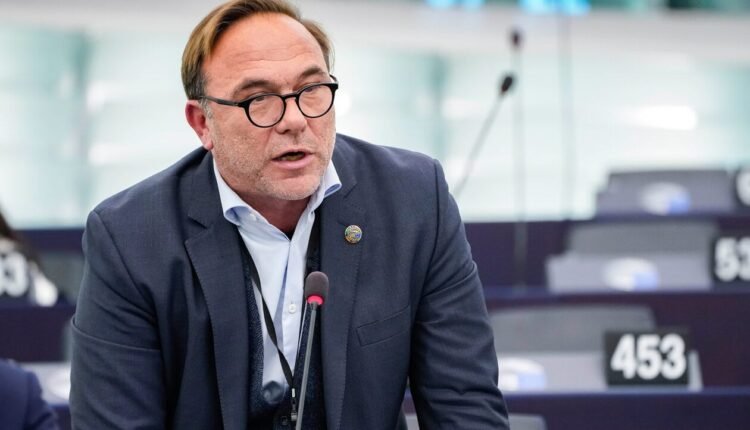 Πέτρος-Κόκκαλης:-«Η-κυβέρνηση-χαρίζει-τον-αιγιαλό,-κόντρα-στο-δημόσιο-συμφέρον-και-τον-ευρωπαϊκό-δρόμο»