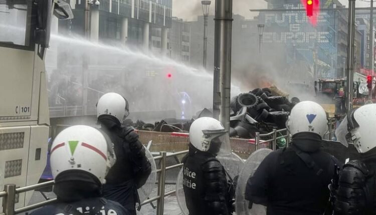 «Εισβολή»-αγροτών-στο-κέντρο-των-Βρυξελλών-–-Επεισόδια-και-χημικά