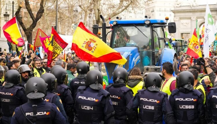 Ξεσηκωμός-σε-όλη-την-Ευρώπη:-Χιλιάδες-αγρότες-με-τα-τρακτέρ-τους-στους-δρόμους-της-Μαδρίτης
