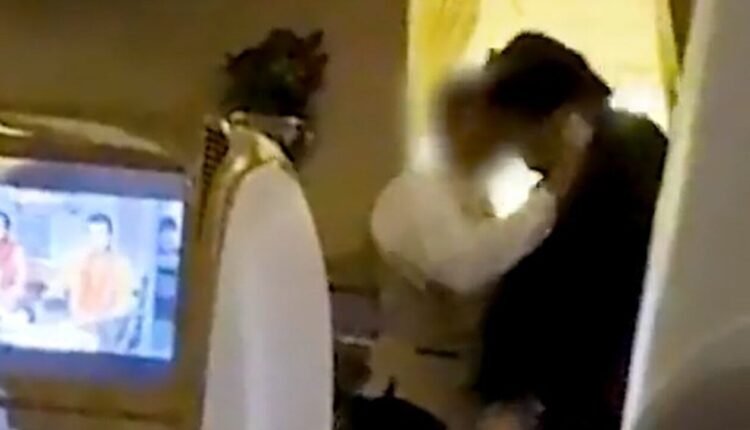 Τρόμος-στον-αέρα-για-επιβάτες-της-emirates:-Μεθυσμένος-άνδρας-επιτέθηκε-σε-αεροσυνοδό