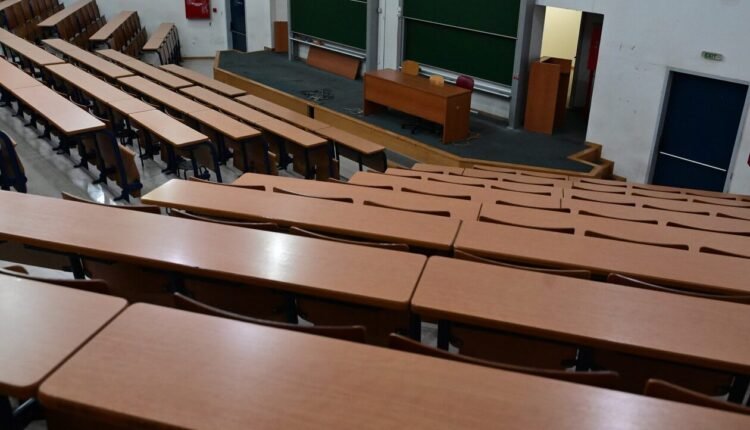 «Ταραχή»-στο-ΠΑΣΟΚ-από-την-ανταρσία-δύο-βουλευτών-που-τάσσονται-υπέρ-του-νομοσχεδίου-για-τα-κρατικά-ΑΕΙ