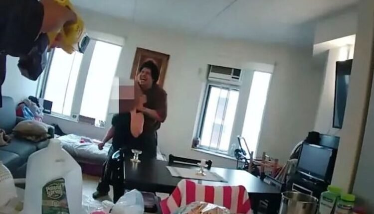 Αστυνομικός-στη-Νέα-Υόρκη-σκότωσε-δράστη-που-είχε-όμηρο-τη-μητέρα-του-–-«Πυροβόλησέ-με»-ούρλιαζε