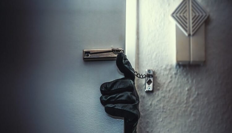 Διάρρηξη-σε-σπίτι-ηλικιωμένων-με-λεία-90.000-ευρώ-στο-Διόνυσο-–-Έμπειροι-οι-δράστες