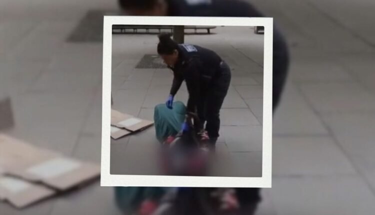 Σοκ-στο-Μάντσεστερ:-Αστυνομικός-σέρνει-άστεγο-και-τον-πατάει-στο-στομάχι