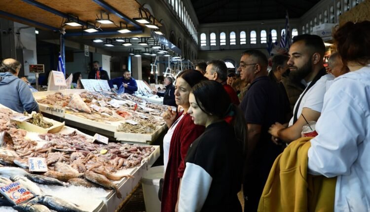 Απλησίαστα-τα-παραδοσιακά-εδέσματα-της-Σαρακοστής-–-Εκτόξευση-τιμών-σε-θαλασσινά,-λαγάνα-και-χαλβά