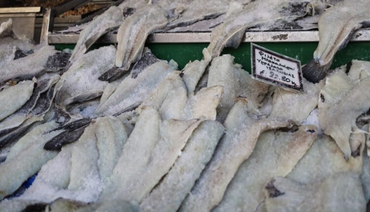 Ο-μπακαλιάρος-δεν-είναι-πια-το-«ψάρι-του-φτωχού»-–-Απλησίαστες-οι-τιμές-του-ενόψει-25ης-Μαρτίου