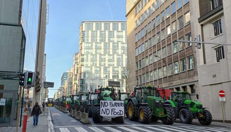 Βρυξέλλες:-Νέα-επεισόδια-μεταξύ-αγροτών-και-αστυνομίας-–-Συλλήψεις-και-τραυματισμοί