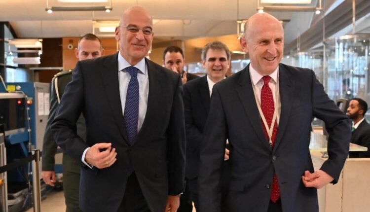 Επιμένει-στην-εμπλοκή-της-η-Ελλάδα:-Συνάντηση-Δένδια-με-τον-Βρετανό-«σκιώδη»-ομόλογό-του-–-Υβριδικά-όπλα-και-Ουκρανία-στην-ατζέντα