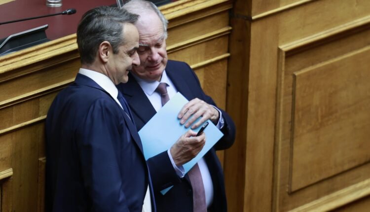 Νέα-Αριστερά-κατά-Μητσοτάκη:-Προσέβαλε-τους-συγγενείς-των-θυμάτων-στα-Τέμπη