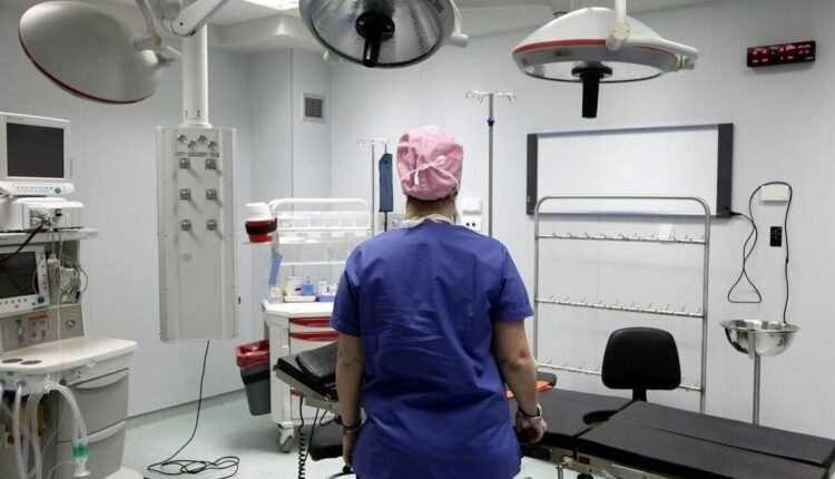 Χειρουργεία-στα-νοσοκομεία-του-ΕΣΥ-και-από-ιδιώτες-γιατρούς-με-την-ομάδα-τους-επί-πληρωμή
