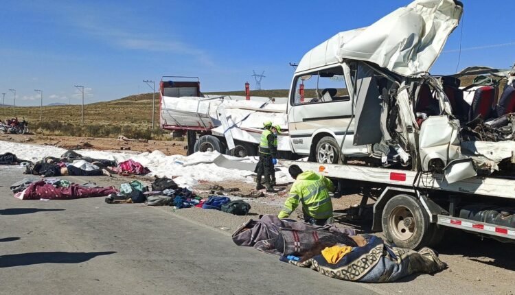 Βολιβία:-14-νεκροί-από-σύγκρουση-λεωφορείου-με-φορτηγό