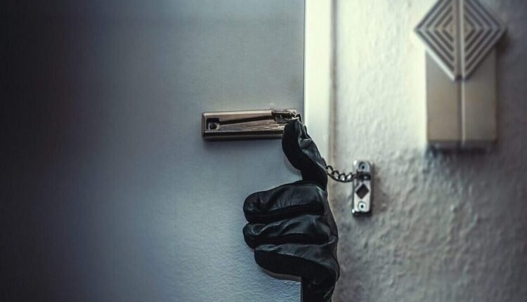 Εφιάλτης-για-ζευγάρι-ηλικιωμένων-στη-Βούλα:-Κουκουλοφόροι-ληστές-τους-χτύπησαν-και-τους-φίμωσαν