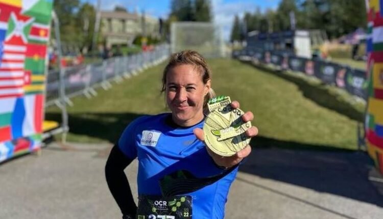 Γαλλία:-36χρονη-έσπασε-το-παγκόσμιο-ρεκόρ-αναρρίχησης-με-σχοινί-στον-Πύργο-του-Άιφελ-«Είναι-μαγικό»