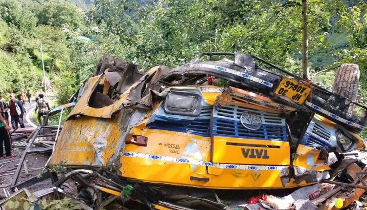 Τραγωδία-στην-Ινδία:-Τουλάχιστον-6-μαθητές-σκοτώθηκαν-όταν-σχολικό-λεωφορείο-προσέκρουσε-σε-δέντρο