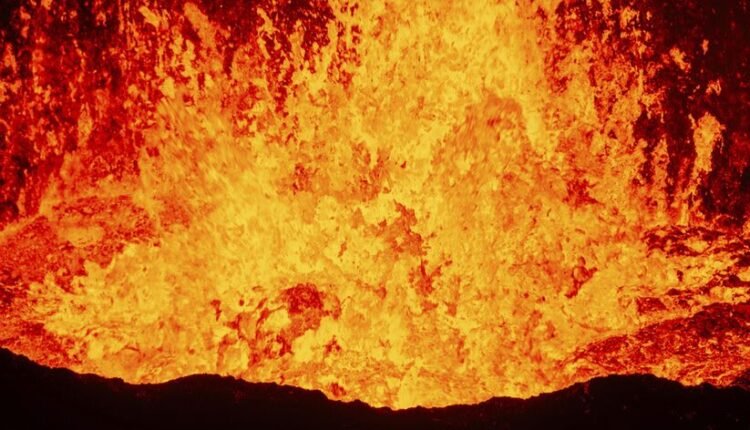 Ινδονησία:-Ηφαίστειο-εξερράγη-στο-βόρειο-τμήμα-της-χώρας-–-Εκκενώθηκαν-δύο-χωριά