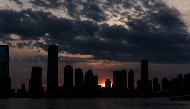 Το-τέλος-των-ΗΠΑ!!-Γυναίκες-σε-σοκ-περπατούν-μέσα-σε-«γκέτο»-αλλοδαπών