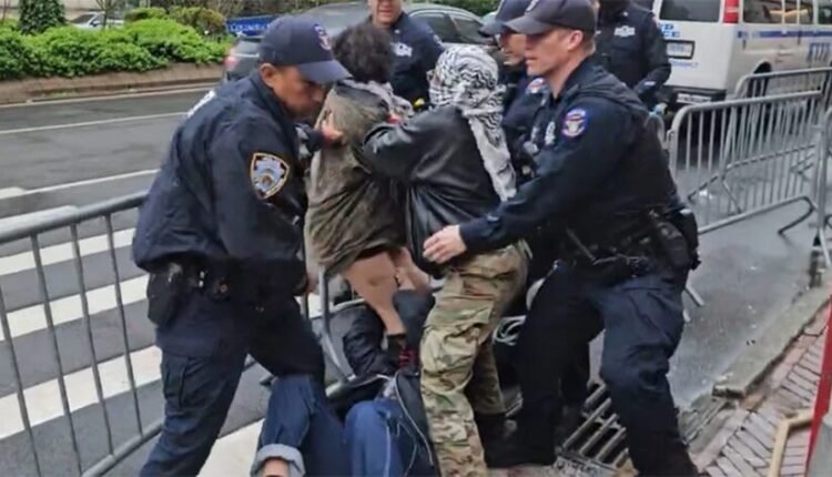 Πανεπιστήμιο-Κολούμπια:-Έφοδος-της-Αστυνομίας-με-δεκάδες-συλλήψεις-φιλοπαλαιστίνιων-φοιτητών