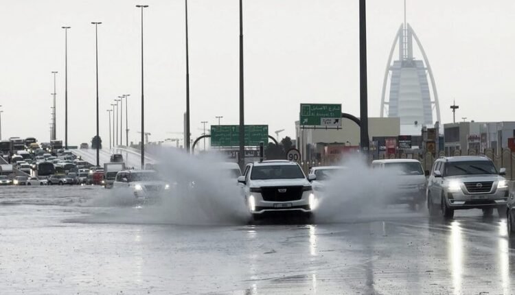 ΗΑΕ:-Τέσσερις-νεκροί-από-τις-καταρρακτώδεις-βροχές-–-Προβλήματα-στο-αεροδρόμιο-του-Ντουμπάι