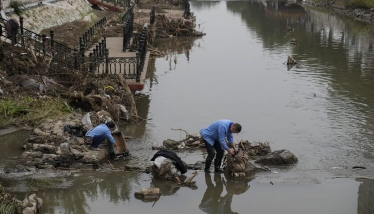 Πλημμύρες-στην-Κίνα:-4-νεκροί,-αγνοούμενοι-και-χιλιάδες-άστεγοι-από-την-πρωτοφανή-«θεομηνία»